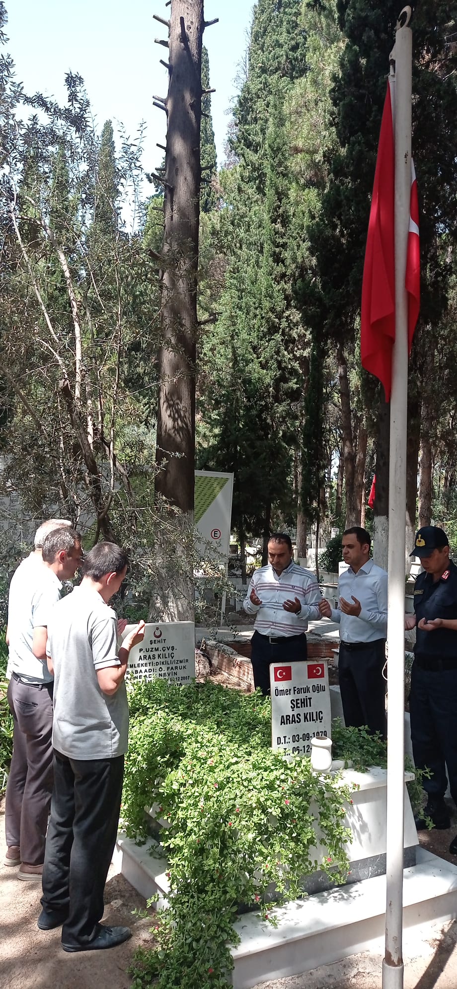 15 TEMMUZ DEMOKRASİ VE MİLLİ BİRLİK GÜNÜ PROGRAMI KAPSAMINDA DİKİLİ MERKEZ KABRİSTANLIĞINDA ŞEHİTLERİMİZ ZİYARET EDİLEREK DUALAR OKUNDU.