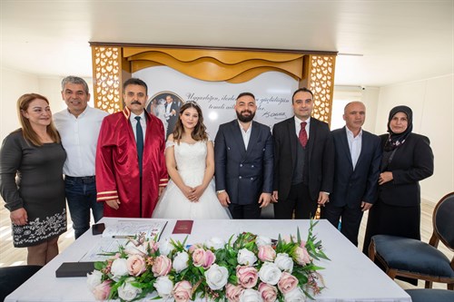 Sayın Kaymakam Ali Edip BUDAN'ın şahitliğinde Zeliha Nur KURT ve Hüseyin Kürşat YEŞİL çiftinin nikahı gerçekleşti.