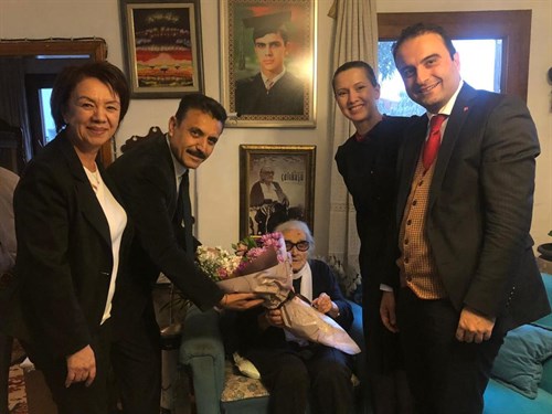 Öğretmenler Günü Münasebetiyle 107 Yaşındaki Koca Çınar Hasibe Sabiha ÖZAR Öğretmenimiz Evinde Ziyaret Edildi