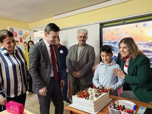 Kaymakam GÜN’den Öğrencilere Sürpriz Doğum Günü