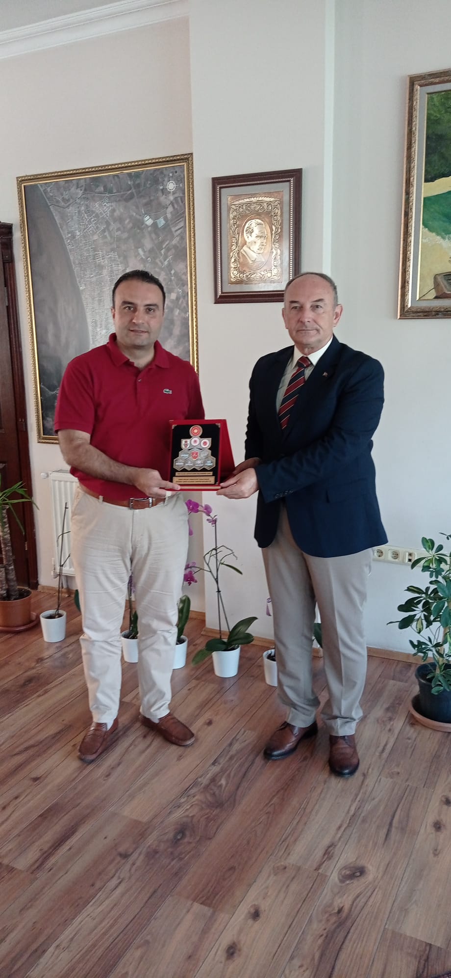 TÜRK SİLAHLI KUVVETLERİNİ GÜÇLENDİRME VAKFI İZMİR BÖLGE TEMSİLCİSİ EMEKLİ PİYADE ALBAY A.GÜLTEKİN AŞER'İN KAYMAKAM ALİ EDİP BUDAN'A ZİYARETİ